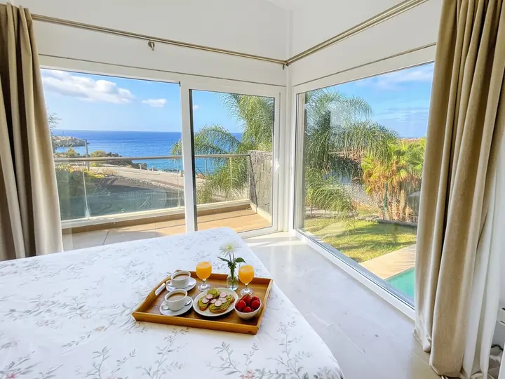 Main bedroom with new corner windows facing the sea, the garden and the pool